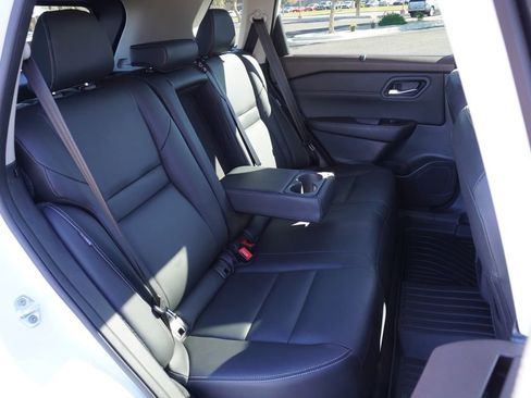 Used 2023 Nissan Rogue SL w/ SL Premium Package image 9