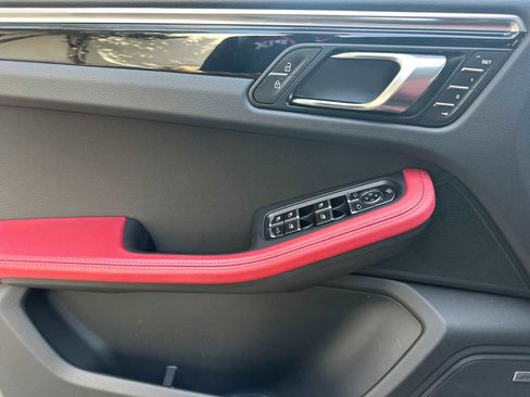 Certified 2025 Porsche Macan image 12