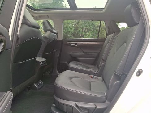 Used 2021 Toyota Highlander Platinum AWD/4WD image 11