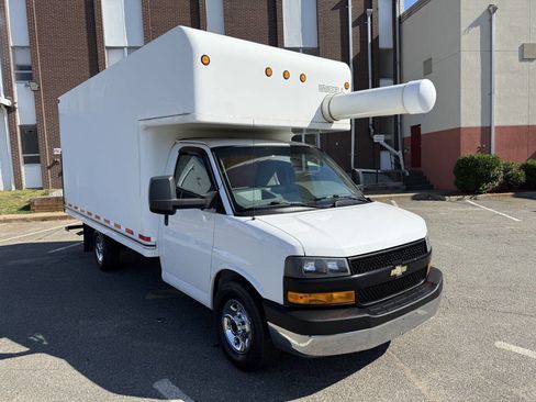 Used 2018 Chevrolet Express 3500 w/ Driver Convenience Package image 7