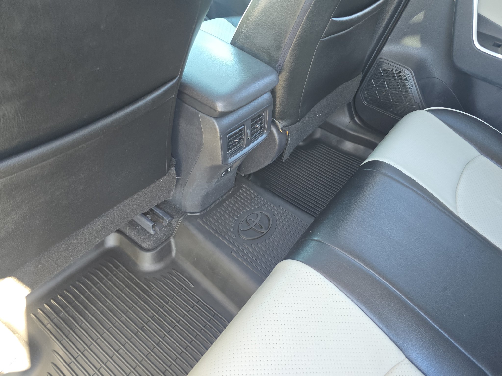 Used 2019 Toyota RAV4 XLE w/ Convenience Package AWD/4WD image 17