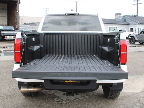 Used 2025 Toyota Tacoma TRD Sport image 9