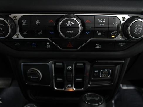 Used 2025 Jeep Wrangler Unlimited Sahara image 6