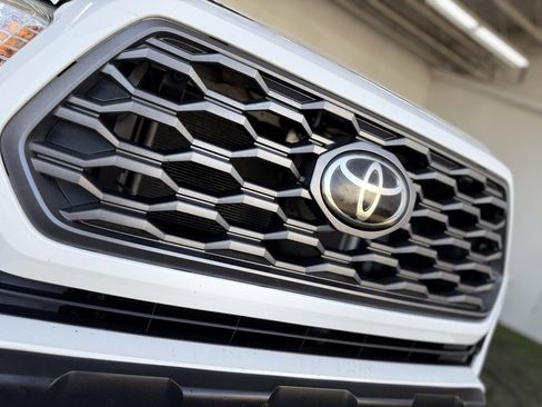 Used 2021 Toyota Tacoma TRD Off-Road image 8