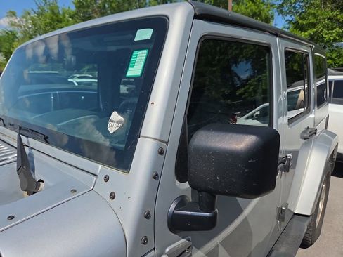 Used 2007 Jeep Wrangler Unlimited Sahara w/ Dual Top Group AWD/4WD image 10