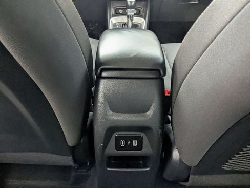 Used 2025 Hyundai Venue SEL FWD image 24