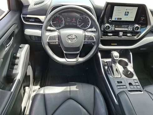 Used 2023 Toyota Highlander XLE AWD/4WD image 12