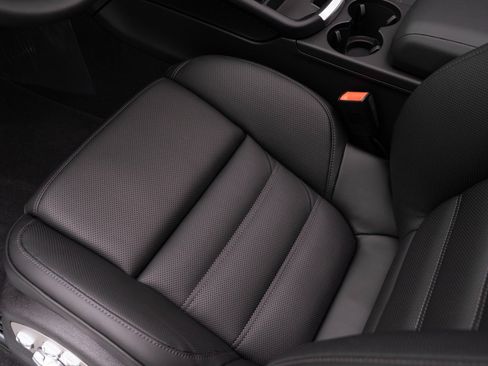 Certified 2026 Porsche Macan AWD/4WD image 16
