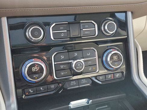 Used 2023 GMC Yukon XL Denali w/ Advanced Technology Package image 16