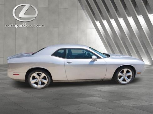 Used 2014 Dodge Challenger R/T RWD image 4