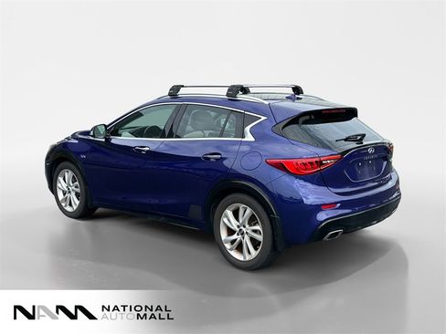 Used 2017 INFINITI QX30 Premium image 3