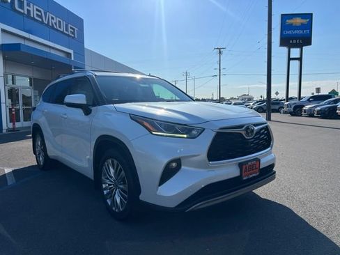 Used 2022 Toyota Highlander Platinum AWD/4WD image 3