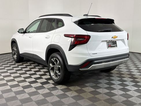 Used 2025 Chevrolet Trax LT w/ LT Convenience Package FWD image 2