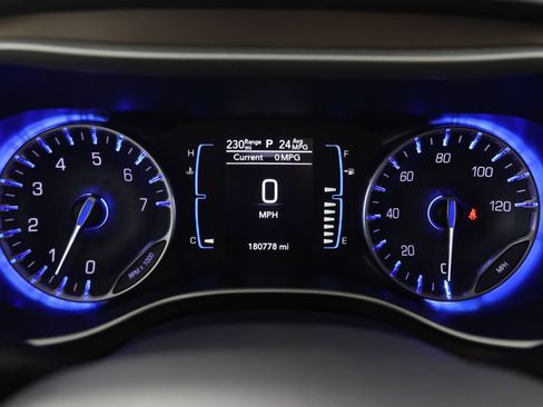 Used 2017 Chrysler Pacifica Touring-L image 17