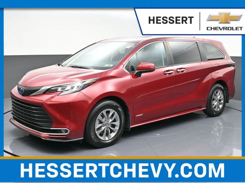 Used 2021 Toyota Sienna XLE image 1