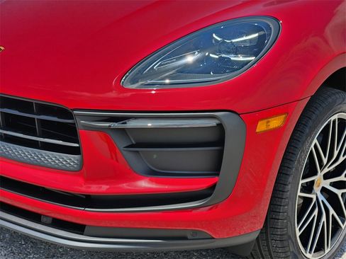 Used 2025 Porsche Macan image 12