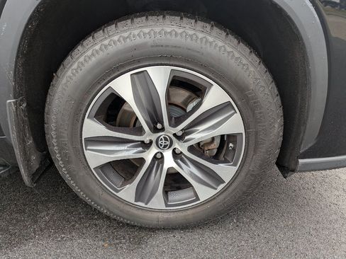 Used 2023 Toyota Highlander XLE image 12