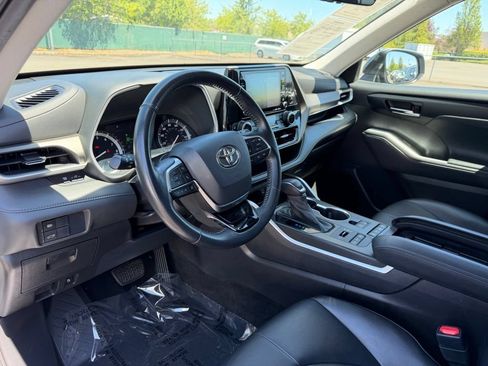 Used 2021 Toyota Highlander XLE AWD/4WD image 14