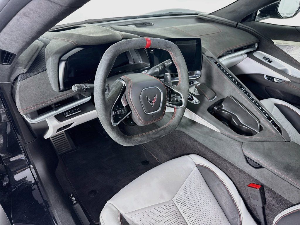 Used 2023 Chevrolet Corvette Stingray Premium Conv w/ Z51 Performance Package RWD image 4
