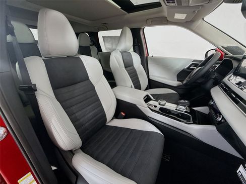 New 2025 Mitsubishi Outlander SE image 29