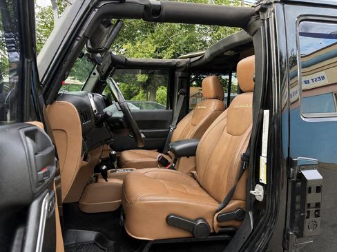 Used 2013 Jeep Wrangler Unlimited Sahara w/ Connectivity Group AWD/4WD image 13