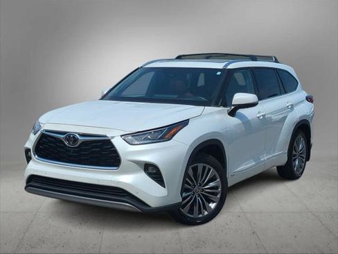 Certified 2022 Toyota Highlander Platinum AWD/4WD image 1