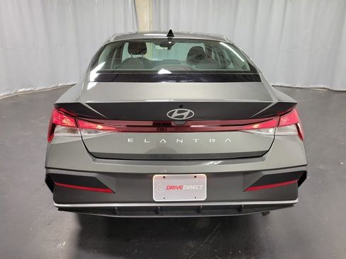 Used 2025 Hyundai Elantra SE image 7