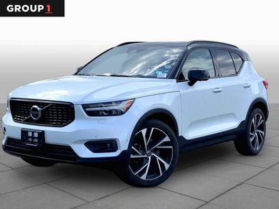 Used 2022 Volvo XC40 T5 R-Design w/ Advanced Package