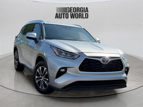 Used 2020 Toyota Highlander XLE image 2