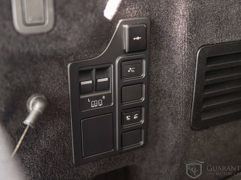 Used 2024 Land Rover Discovery S image 17