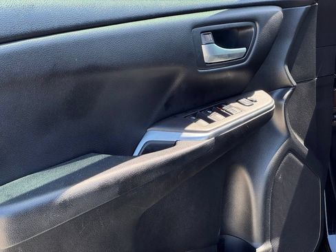 Used 2017 Toyota Camry SE w/ Moonroof Package FWD image 9