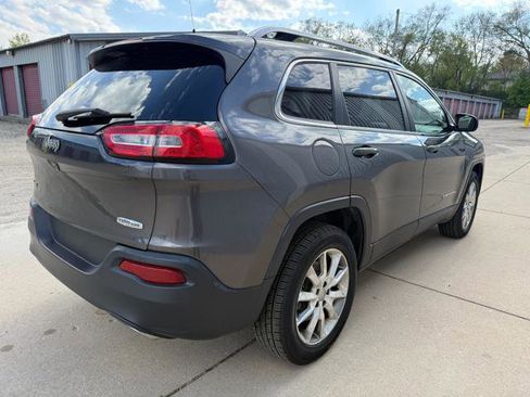 Used 2017 Jeep Cherokee Latitude AWD/4WD image 9