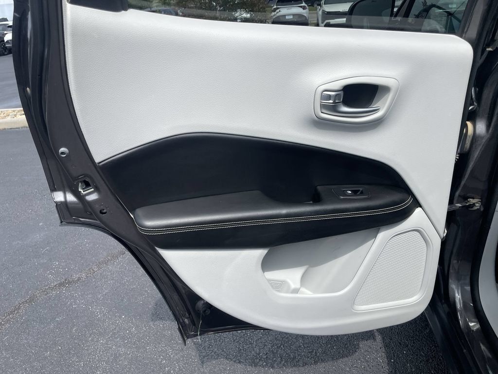 Used 2018 Jeep Compass Latitude AWD/4WD image 21