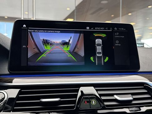 Used 2021 BMW 530i xDrive w/ Premium Package image 17