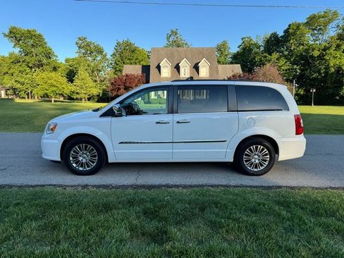 Used 2015 Chrysler Town & Country Touring-L w/ Driver Convenience Group FWD image 8