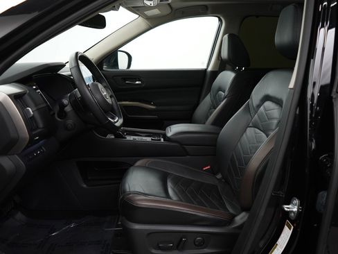 Used 2022 Nissan Pathfinder Platinum w/ Cargo Package image 16