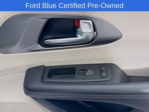 Used 2023 Chrysler Pacifica Touring-L FWD image 37
