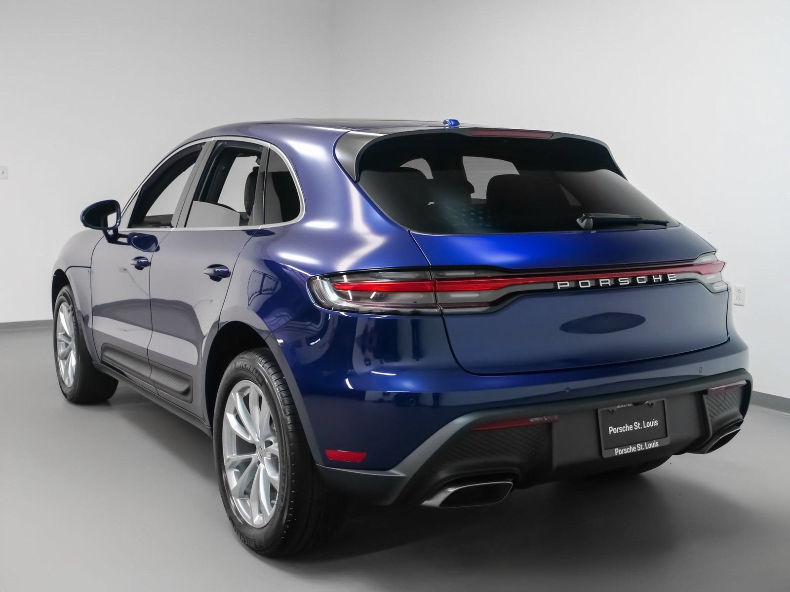 Certified 2025 Porsche Macan AWD/4WD image 3