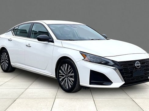 Used 2025 Nissan Altima 2.5 SV FWD image 11