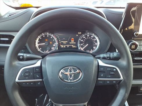Certified 2023 Toyota Highlander L image 27