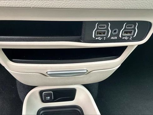 Used 2024 Chrysler Pacifica Touring-L FWD image 16