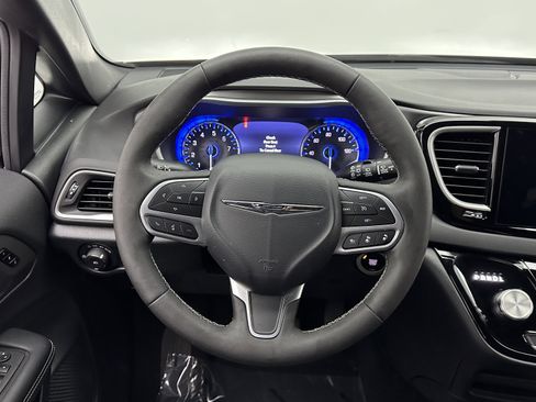 Used 2025 Chrysler Pacifica Select image 28