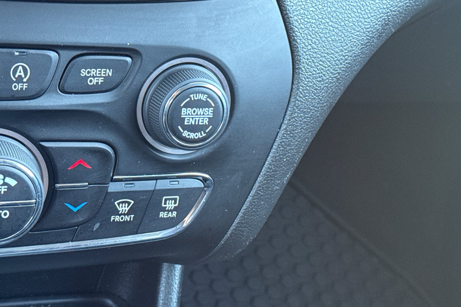 Used 2022 Jeep Cherokee Trailhawk w/ Comfort/Convenience Group AWD/4WD image 29