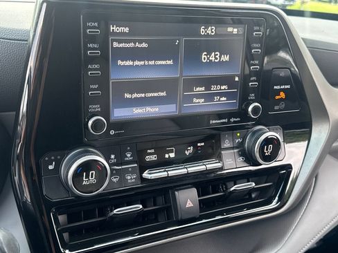 Used 2022 Toyota Highlander XLE FWD image 24