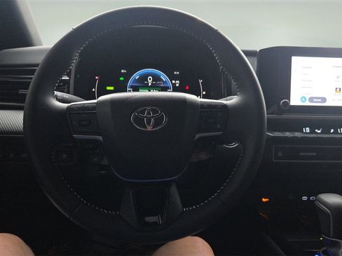 Used 2025 Toyota Camry SE image 11