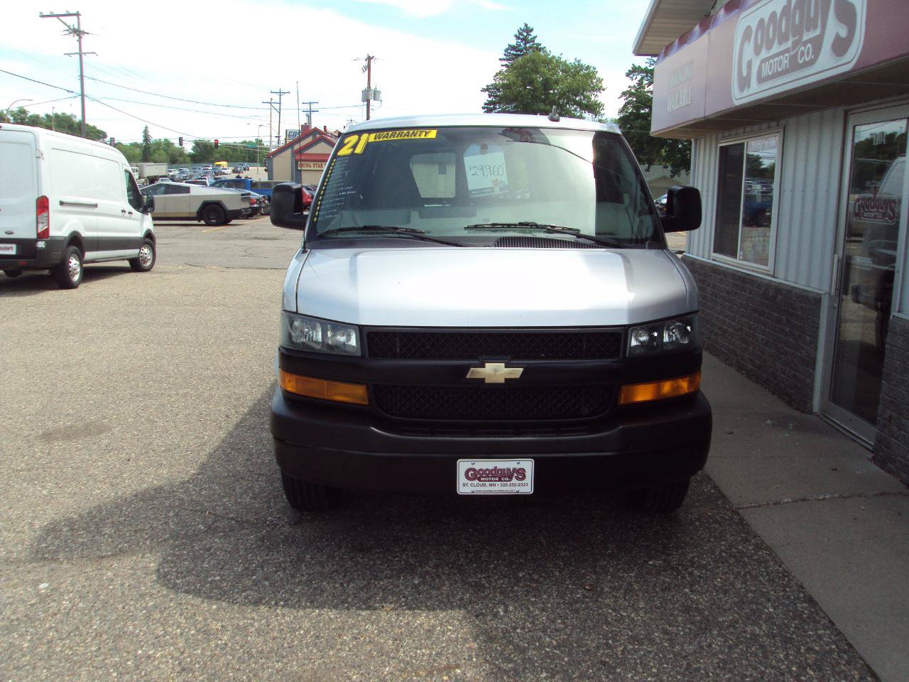 Used 2021 Chevrolet Express 3500 Extended w/ Driver Convenience Package RWD image 3
