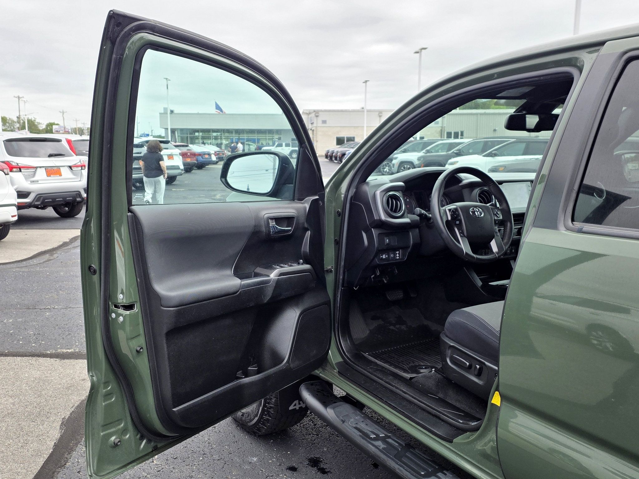 Used 2021 Toyota Tacoma TRD Off-Road w/ Technology Package AWD/4WD image 22