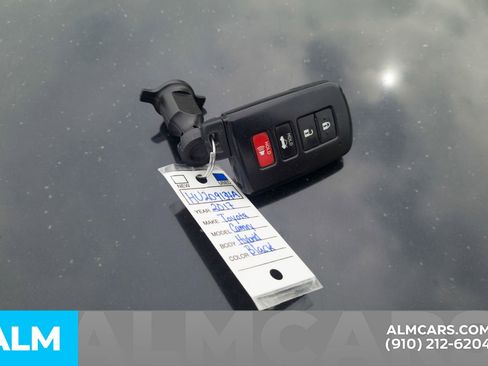 Used 2017 Toyota Camry XLE w/ Moonroof Package FWD image 19