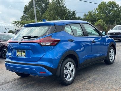 New 2025 Nissan Kicks Play S