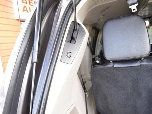 Used 2015 Chrysler Town & Country Touring FWD image 41